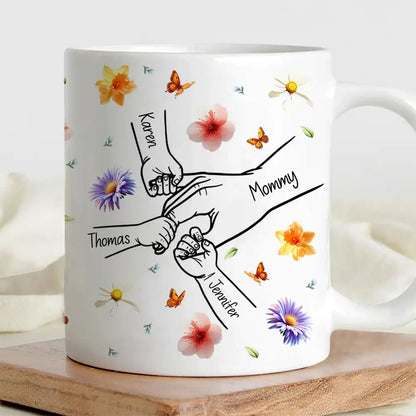 Personalized Mug for Mom & Grandma Meaningful Family Connection Gift with Custom Names & Hand-Holding Illustration