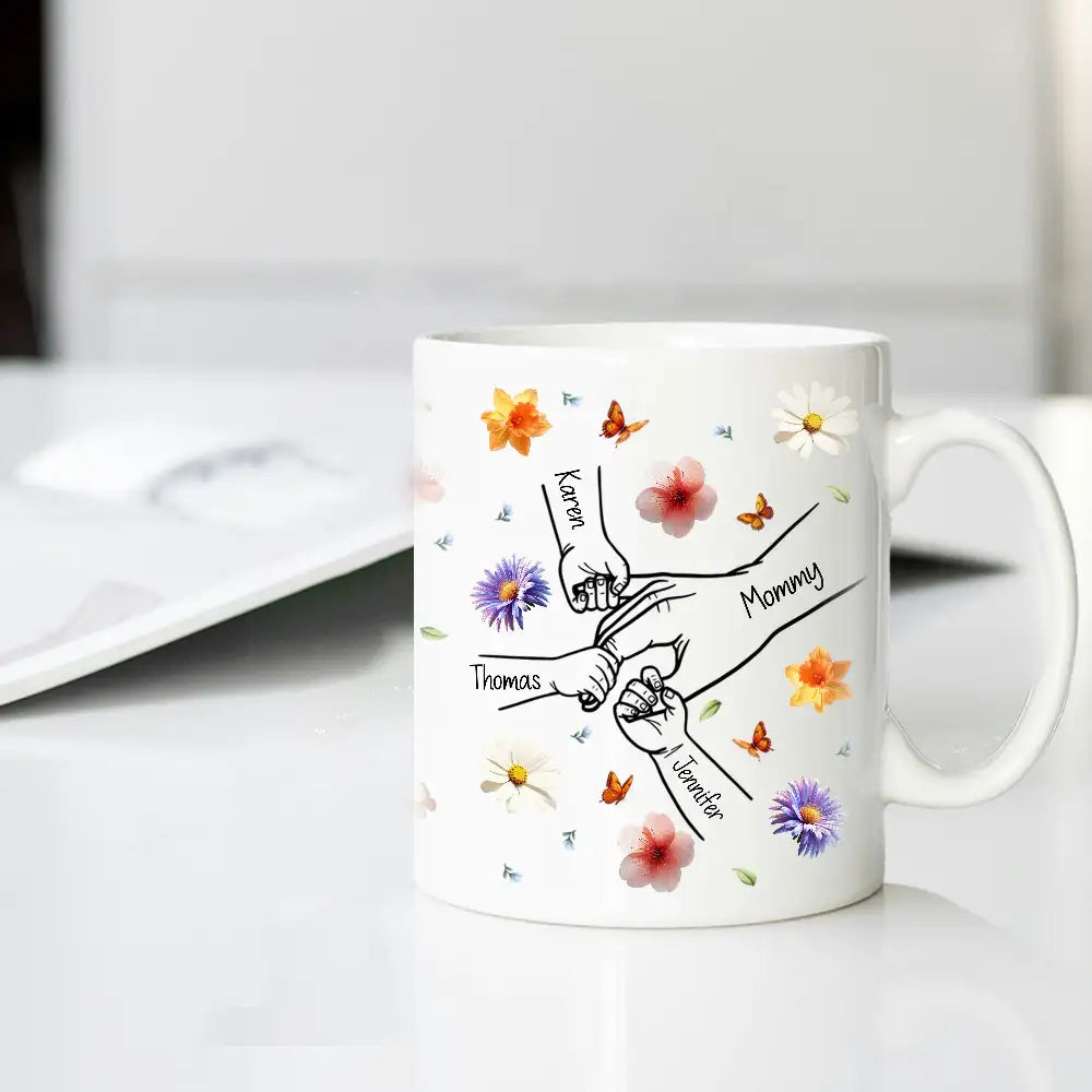 Personalized Mug for Mom & Grandma Meaningful Family Connection Gift with Custom Names & Hand-Holding Illustration